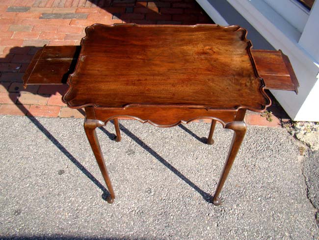 An American Queen Anne 'style' diminutive mahogany tea table, 19th century — image 3